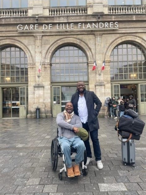 Patrick Talom et son ami d'enfance André Silactha devant la Gare de Lille Flandres — Handy Sun Monde